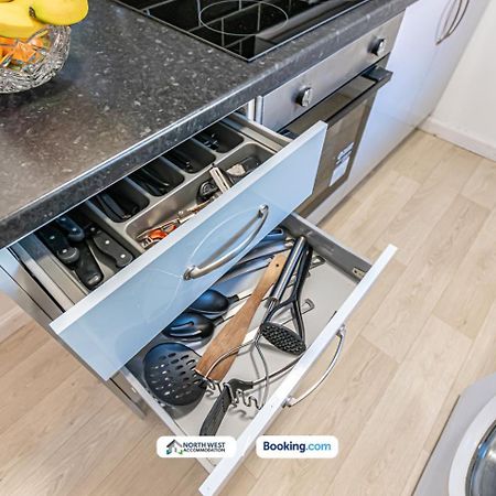 Modern 3Br House In Ince Ideal For Contractors & Long Stays 위건 외부 사진