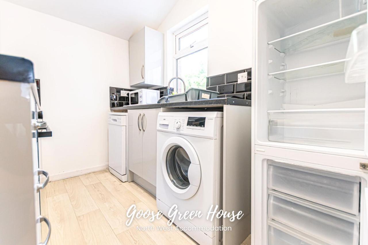 Modern 3Br House In Ince Ideal For Contractors & Long Stays 위건 외부 사진
