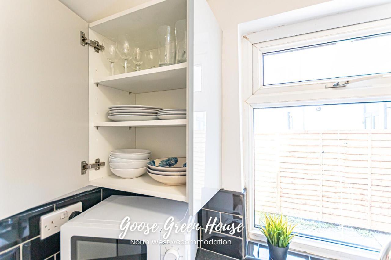 Modern 3Br House In Ince Ideal For Contractors & Long Stays 위건 외부 사진