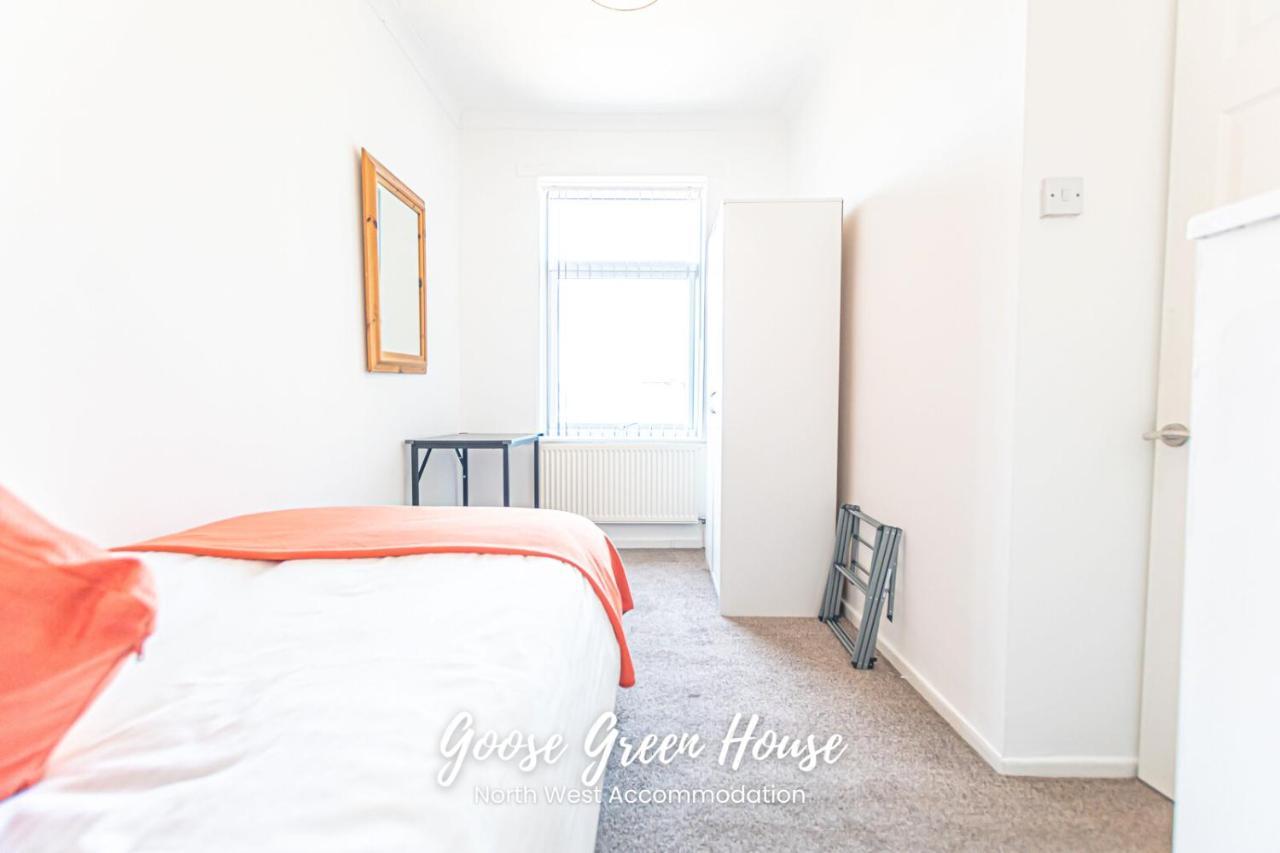 Modern 3Br House In Ince Ideal For Contractors & Long Stays 위건 외부 사진