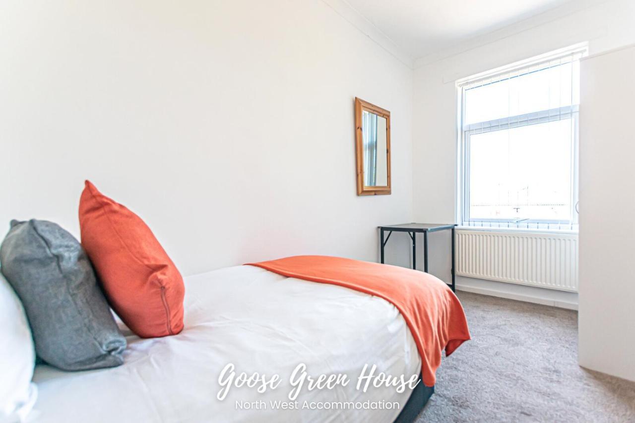 Modern 3Br House In Ince Ideal For Contractors & Long Stays 위건 외부 사진