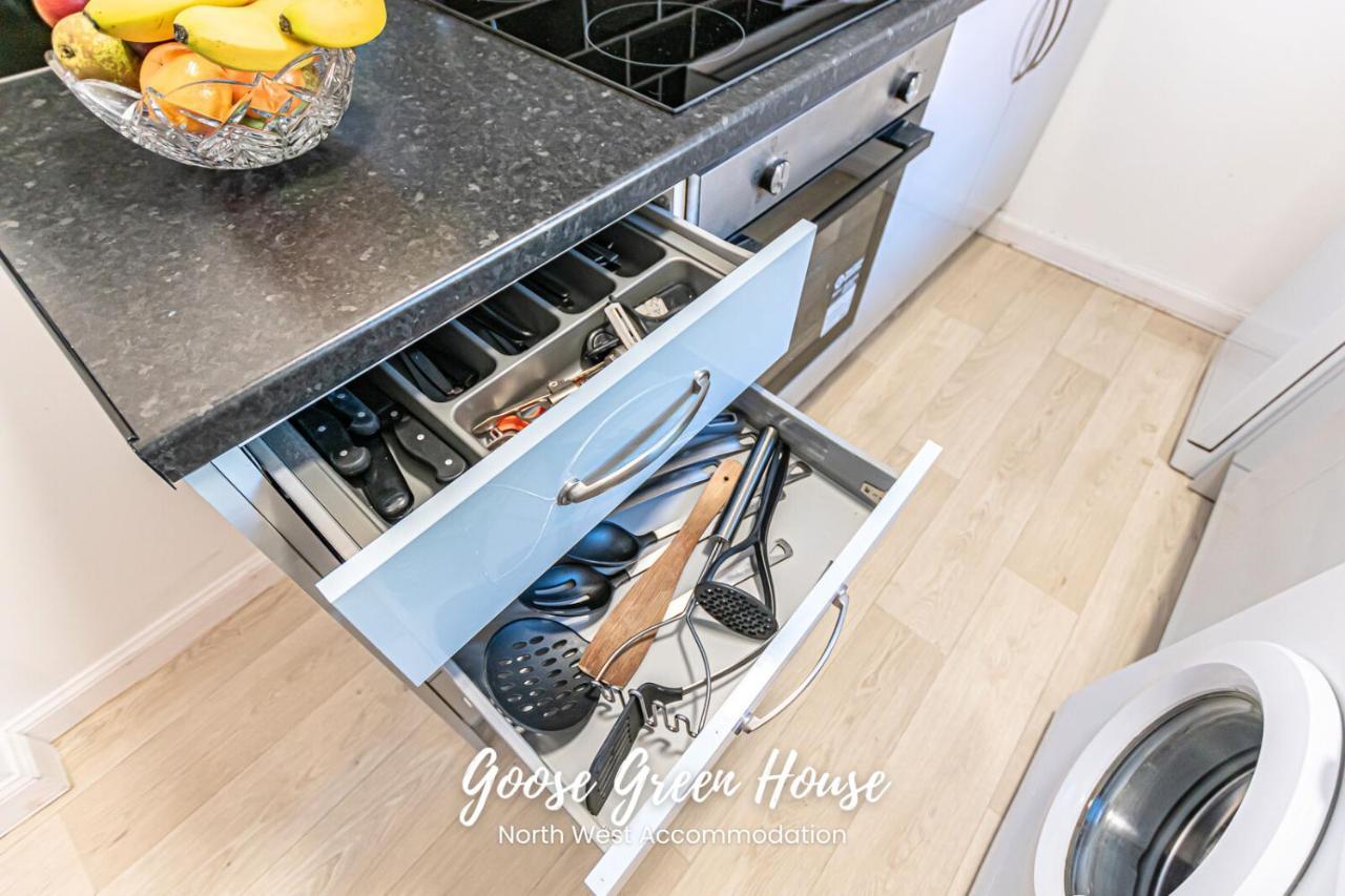 Modern 3Br House In Ince Ideal For Contractors & Long Stays 위건 외부 사진