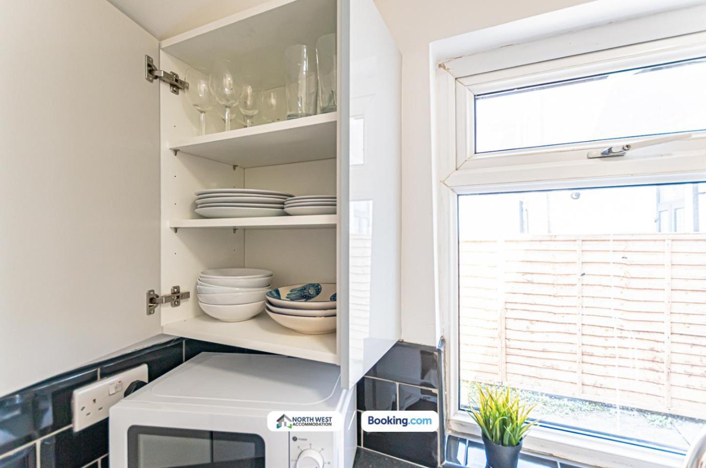 Modern 3Br House In Ince Ideal For Contractors & Long Stays 위건 외부 사진