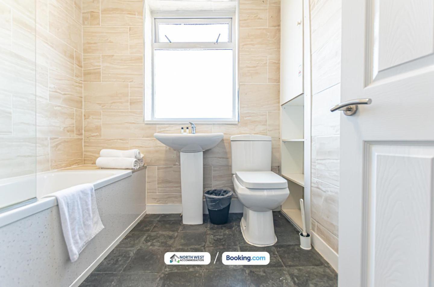 Modern 3Br House In Ince Ideal For Contractors & Long Stays 위건 외부 사진